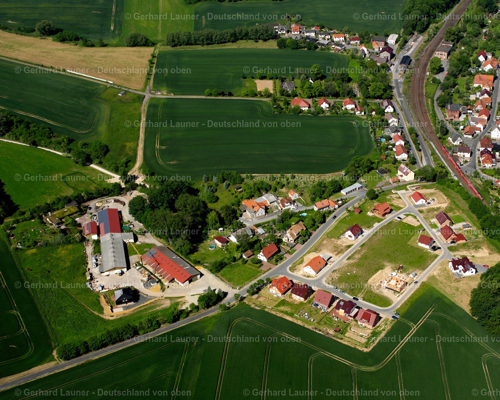 2634044 | ARENSHAUSEN 09.06.2006 Landwirtschaftliche Nutzflächen und Feldgrenzen  umsäumen das Siedlungsgebiet des Dorfes in Arenshausen im Bundesland Thüringen, Deutschland // Agricultural land and field boundaries surround the settlement area of the village  in Arenshausen in the state Thuringia, Germany Foto: Gerhard Launer