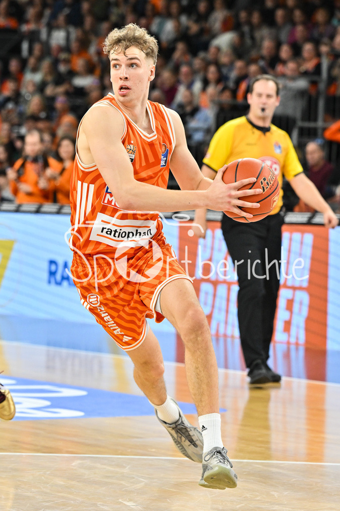 ratiopharm Ulm - Basketball Löwen Braunschweig | ULM, GERMANY - 10. JANUARY: am Ball Tobias JENSEN (ratiopharm Ulm 7) / Einzelfoto / Freisteller während dem Match zwischen Ratiopharm Ulm und Basketball Löwen Braunschweig am 15. Spieltag der easyCredit BBL in der Ratiopharm Arena