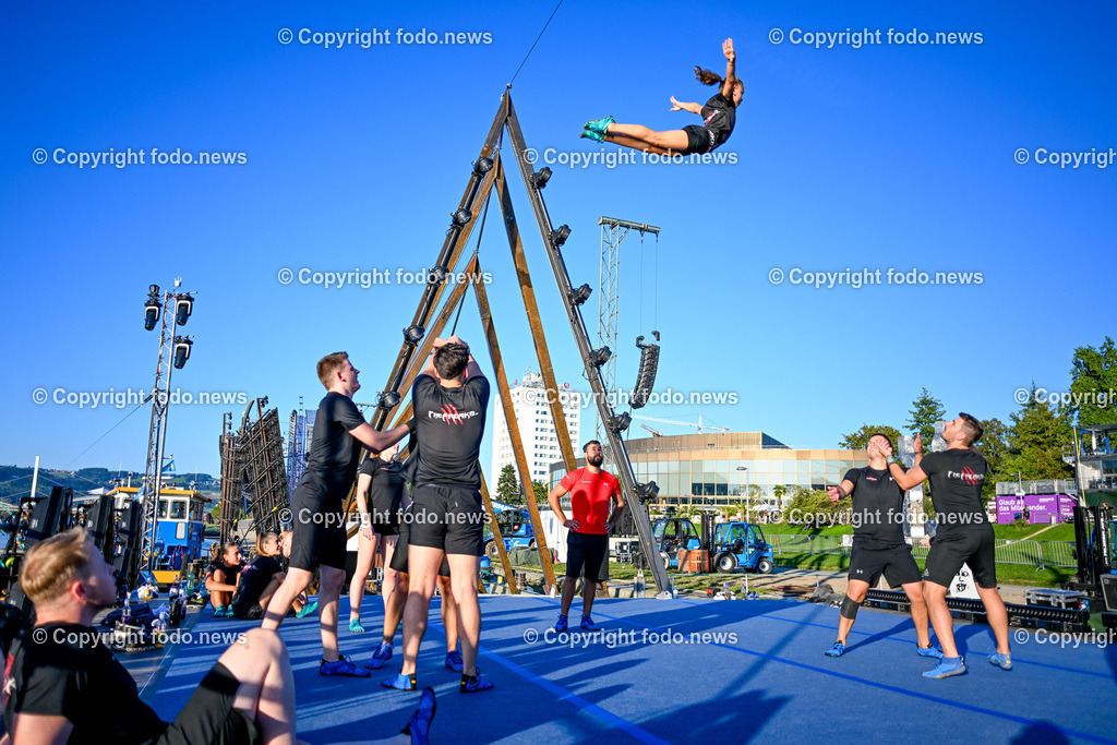 Klangwolke 2023_ Vorbereitung_ 06.09.2023-3 | 06.09.2023, Linz, AUT, Donaulaende Linz, Vorbereitung zur Klangwolke 2023, im Bild The Freaks (Akrobatikgruppe)