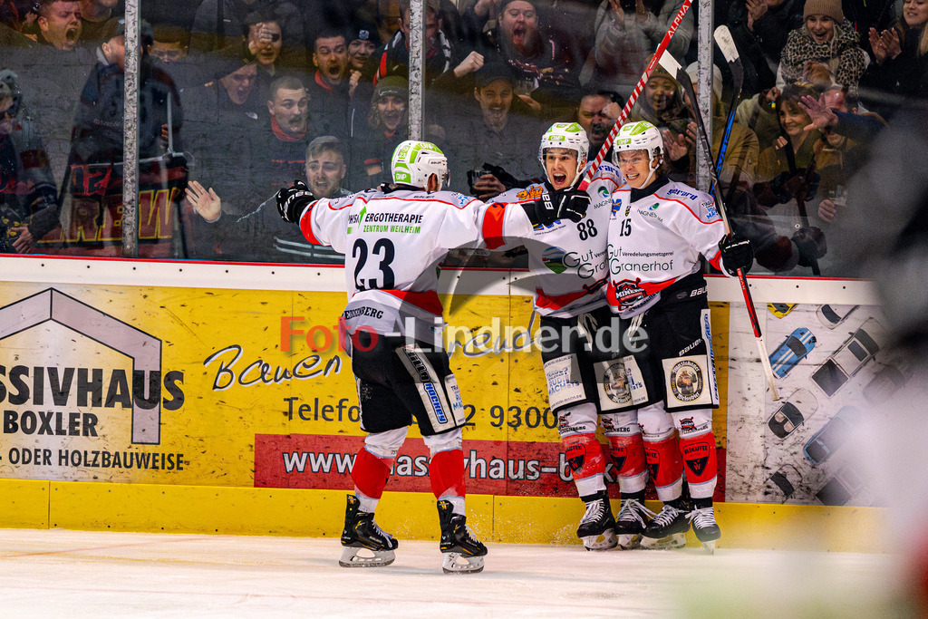 HC Landsberg Riverkings vs TSV Peißenberg Miners | Eishockey Bayernliga 2023/2024, HC Landsberg Riverkings vs TSV Peißenberg Miners, 20231217,
Torjubel mit Zuschauer nach Tor von Ryan MURPHY (Miners 15),
2023-12-17 in Landsberg (Eisstadion)
23 Dejan VOGL (Miners 23), 88 Zackary BROSS (Miners 88), 15 Ryan MURPHY (Miners 15)
Copyright: WolfgangxLindner foto-lindner.de