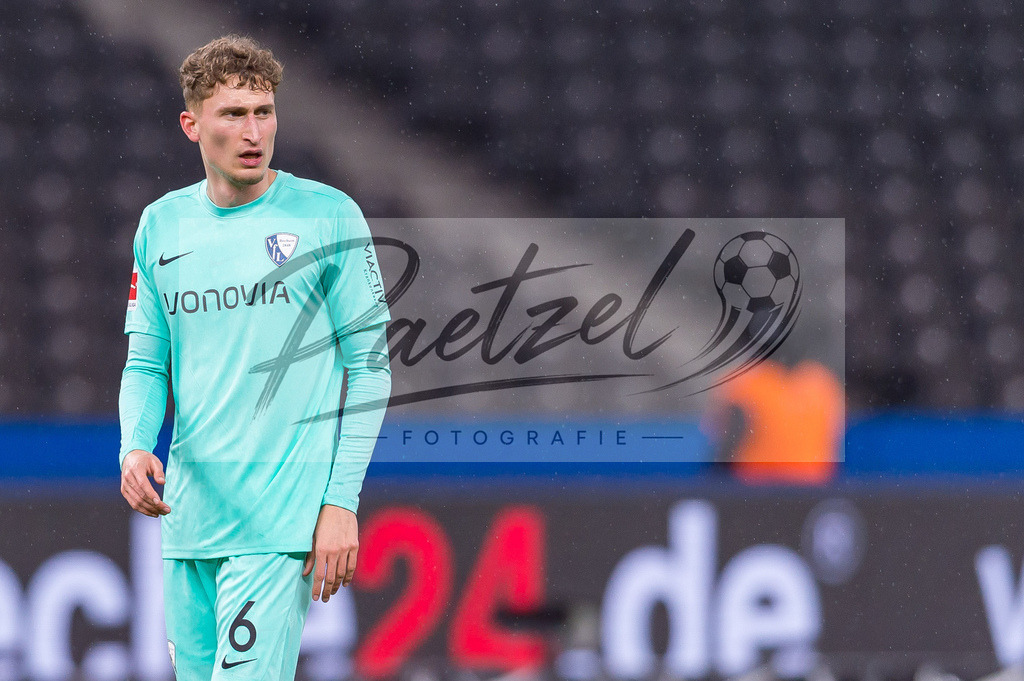 HERBOC20220204_269 | Fussball, Herren: Patrick Osterhage (VfL Bochum) schaut bei dem Spiel der 1. Bundesliga zwischen Hertha BSC und VfL Bochum im Olypiastadion am 04.02.2022 in Berlin, Deutschland.DFB / DFL REGULATIONS PROHIBIT ANY USE OF PHOTOGRAPHS AS IMAGE SEQUENCES AND/OR QUASI-VIDEO. - Realisiert mit Pictrs.com