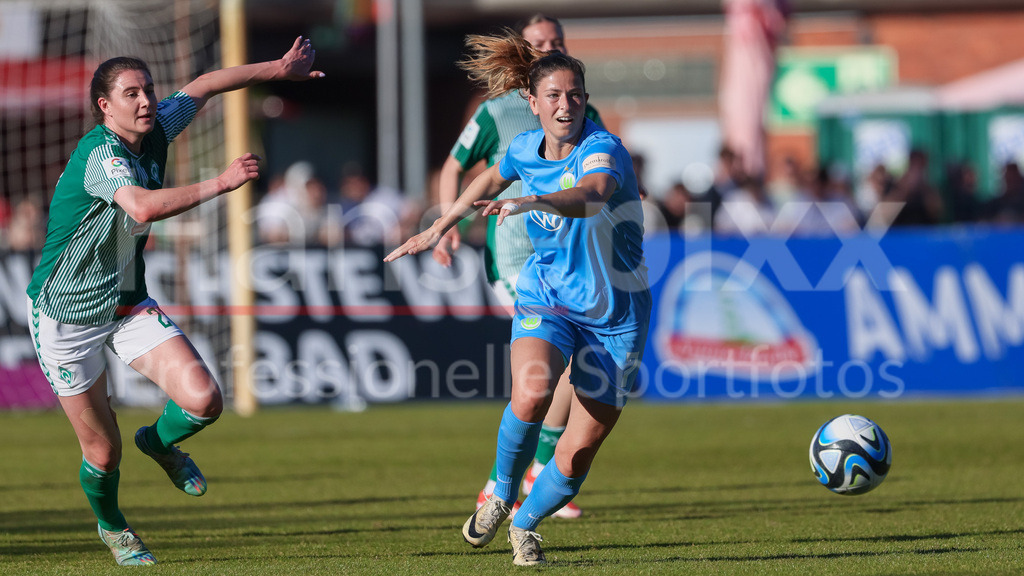 Fussball, Google Pixel Frauen-Bundesliga, SV Werder Bremen - VfL Wolfsburg | v.li.: Chiara Hahn (SV Werder Bremen, 21) und Chantal Hagel (VfL Wolfsburg, 7) im Zweikampf, Duell, Dynamik, Aktion, Action, Spielszene, DIE DFB-RICHTLINIEN UNTERSAGEN JEGLICHE NUTZUNG VON FOTOS ALS SEQUENZBILDER UND/ODER VIDEOÄHNLICHE FOTOSTRECKEN. DFB REGULATIONS PROHIBIT ANY USE OF PHOTOGRAPHS AS IMAGE SEQUENCES AND/OR QUASI-VIDEO.