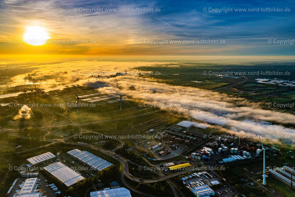 Hamburg_Altenwerder_Sonnenaufgang_Nebel_ELS_0373181023 | HAMBURG 18.10.2023 Containerterminal HHLA Container Terminal Altenwerder (CTA) im Nebel im Sonnenaufgang am Ufer der Elbe im Stadtteil Altenwerder in Hamburg. Weiterführende Informationen bei: HPA Hamburg Port Authority,  Hafen Hamburg Marketing e.V. (HHM),  Hamburger Hafen und Logistik Aktiengesellschaft. // Container terminal HHLA Container Terminal Altenwerder (CTA) in the fog at sunrise on the banks of the Elbe in the Altenwerder district in Hamburg. Further information at: HPA Hamburg Port Authority,  Hafen Hamburg Marketing e.V. (HHM),  Hamburger Hafen und Logistik Aktiengesellschaft. Foto: Martin Elsen
