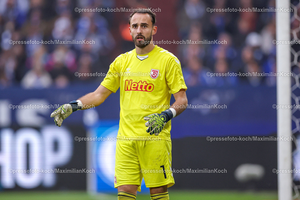 Schalke10112401033 | 10.11.2024, Fußball, FC Schalke 04 - SSV Jahn Regensburg, 2. Fußball Bundesliga, Veltins-Arena Gelsenkirchen, Saison 2024 2025: Torwart Felix Gebhardt (Jahn-Regensburg #1)DFB regulations prohibit any use of photographs as image sequences and or quasi-video.