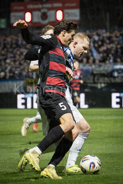 3. Liga: FC Viktoria Köln - MSV Duisburg, 21.12.2025 | Leonhard Münst (Viktoria Köln, 5) und Leon Müller (MSV Duisburg, 19) ; Köln, 21.12.2025, 19. Spieltag der 3. Fußball-Liga, FC Viktoria Köln - MSV Duisburg im Sportpark Hoehenberg in Köln.Die DFL-Bestimmungen verbieten die Verwendung von Fotografien als Bildsequenzen und / oder Quasi-Videos.