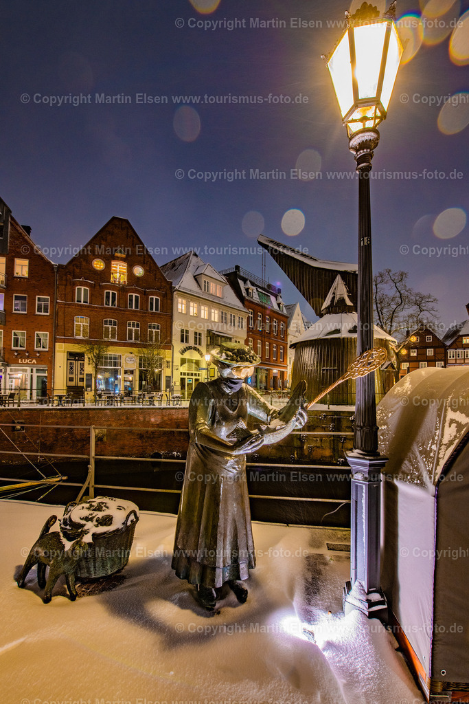 Stade Fischmarkt Mutter Flint Schnee und Brille_Winter_ELS_0646290121 | Fotos aus den Touristenorten aus Norddeutschland. - Realisiert mit Pictrs.com