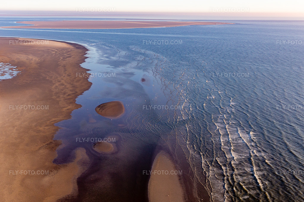 Aerial view: Sandbank land area on the west beach of the North Sea at high tide in Fanø in Fanø in the state South Denmark, Denmark.Photo: IMG_118952.jpg taken on 09/21/2019 by Werner Riehm/FLY-FOTO.comResolution of the original: 5149 x 3433 px