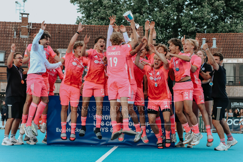 EM_MU18_F_GER-BEL_Lille_bearbeitet_Pokalbilder (24 von 137) | lanaschraderfotografie - Realisiert mit Pictrs.com