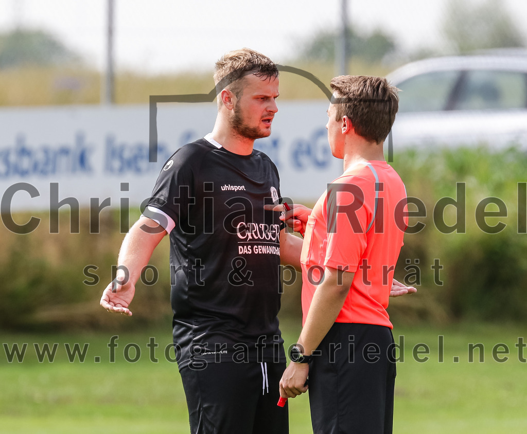 2023-07-02_095_SV_Walpertskirchen_gegen_FC_Herzogstadt | Walpertskirchen, Deutschland, 02.07.2023:
Fußball, Kreisliga 2023 / 2024, Testspiel, SV Walpertskirchen gegen FC Herzogstadt, Endergebnis: 

Florian Simmet (FC Herzogstadt, #3), Schiedsrichter Dominik Dersein

Foto: Christian Riedel / fotografie-riedel.net