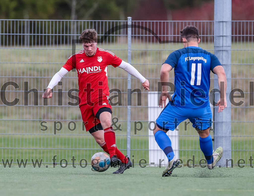 2024-02-24_074_FC_Langengeisling_gegen_FC_Walkertshofen | Erding, Deutschland, 24.02.2024:
Fußball, Bezirksliga Oberbayern Ost 2023 / 2024, Testspiel, FC Langengeisling gegen FC Walkertshofen, Endergebnis: 5:3

Andreas Fiedler (FC Walkertshofen, #7), Florian Rupprecht (FC Langengeisling, #11)

Foto: Christian Riedel / fotografie-riedel.net