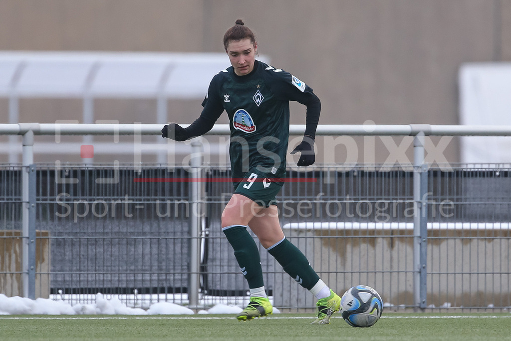 Fussball, Testspiel Frauen, VfL Wolfsburg II - SV Werder Bremen | v.li.: Sophie Weidauer (SV Werder Bremen, 9) am Ball, Freisteller, Einzelbild, Ganzkörper, Aktion, Action, Spielszene