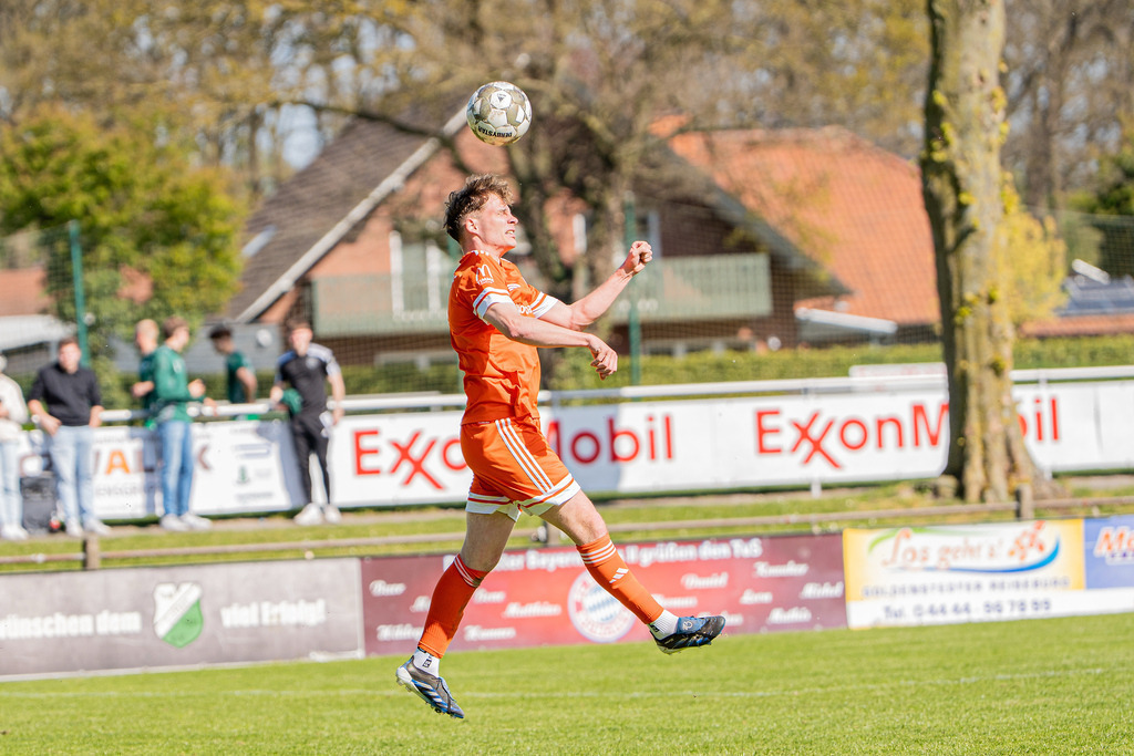 Fußball I Herren I Saison 2025-2026 I Bezirksliga Weser-Ems 4 I 29. Spieltag I TuS Lutten - SV Holdorf I 12284 | jns.sportfotos - Realisiert mit Pictrs.com