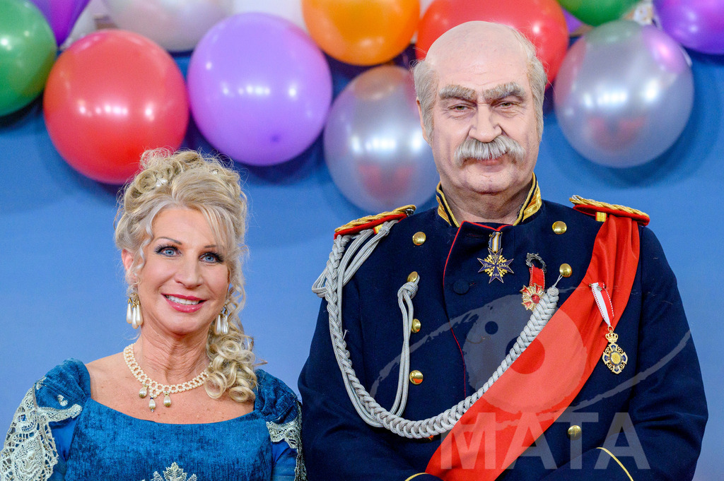 _DWA1634 | Ministerpräsident Markus Söder als Otto von Bismarck mit Frau Karin Baumüller-Söder bei der TV-Sendung Fastnacht in Franken 2024. Veitshöchheim, 02.02.2024 Bayern Deutschland - Realisiert mit Pictrs.com