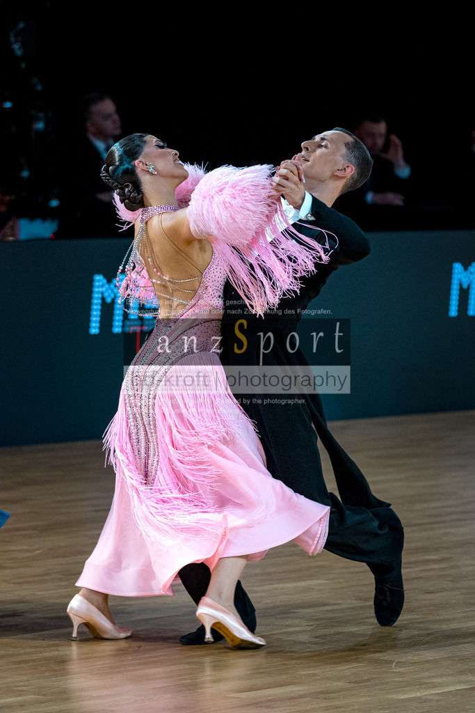 20251212_WDSF_World_Ch_Cup_RS-Std_1103-2 | Tanzsportbilder, Standardtanz, Lateintanz, WDSF, DTV, LTVB, dancecomp, goc, hessen tanzt, blaues band der spree, walzer, tango, wiener walzer, slowfox, quickstepp, samba, rumba, cha-cha-cha, paso doble. jive, hd-kroft photography, turniertanzsport