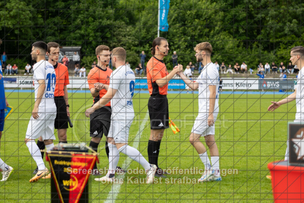 20250529_162830_0032 | #,  VfL Kirchheim (blau) vs. 1.FC Eislingen (weiß), Fußball, Bezirkspokal Finale - Bezirk Neckar/Fils, 2024/2025, Rasenplatz VfL Stadion Kirchheim, Jesinger Straße 105, 73230 Kirchheim, 29.05.2025 - 16:30 Uhr,Foto: PhotoPeet-Sportfotografie/Peter Harich