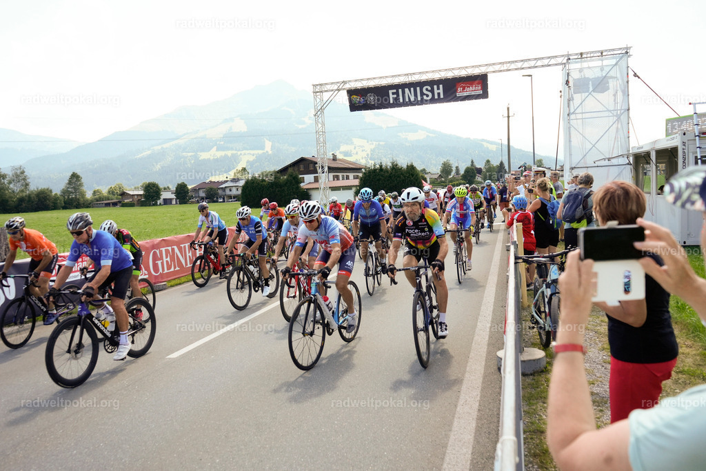 510_20230817_Bewerb_Maenner_Muehlanger | AUT - OESTERREICH, 2023-08-16: SPORT RENNRAD-FAHREN - 55. INTERNATIONALER RADWELTPOKAL IN ST. JOHANN IN TIROL  - Vintage-Radrennen mit WM-Bronze-Medaillen-Siegerin Christina Schweinberger, den Teilnehmer und Alexander Baumann (vom Orginastions-Team) - TAG 2 BEWERB MAENNER IN SECHS GRUPPEN  ; Foto: Roland Muehlanger