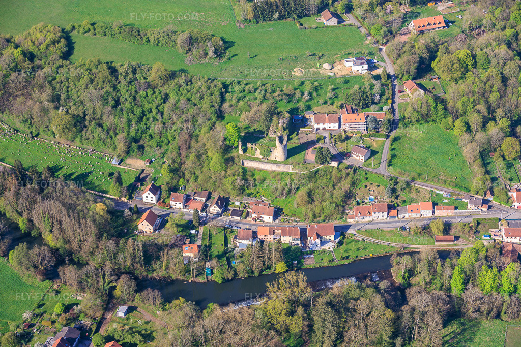 Aerial view: Château de Frauenberg and Jewish cemetery above the Blies in Frauenberg in the state Moselle, France.Photo: IMG_154938.jpg taken on 04/18/2026 by Werner Riehm/FLY-FOTO.comResolution of the original: 6000 x 4000 pxCOLLECTIVITE.FR