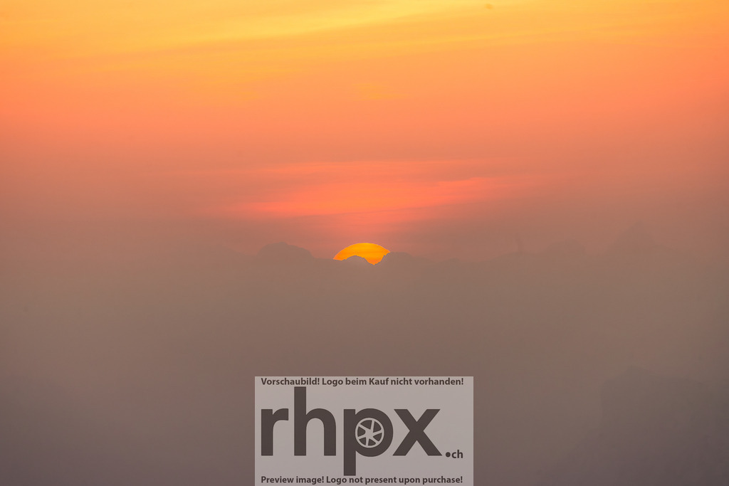 Sonnenaufgang am Pilatus | Stimmungsvolle Fotokunst aus Luzern. Erlebe den Pilatus, den See und die Stadt Luzern in exklusiven Aufnahmen in der Fotogalerie & Shop. - Realisiert mit Pictrs.com