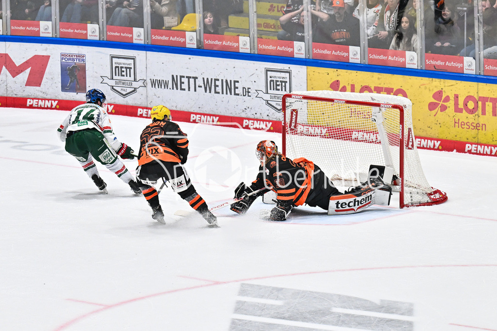 Löwen Frankfurt - Augsburger Panther | FRANKFURT, GERMANY - 19. DECEMBER: in dieser Szene erzielt D. J. BUSDEKER (Augsburger Panther 14) den Siegtreffer zum 3-4 in der Verlängerung / Tor / Torschuetze / Freude / Happy während dem Match zwischen den Löwen Frankfurt und den Augsburger Panthern am 29. Spieltag der Penny DEL in der Eissporthalle Frankfurt