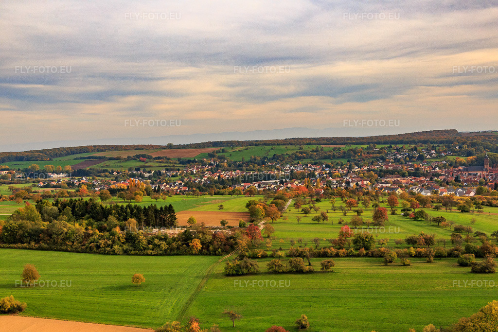 Vue aérienne: Vue de la ville depuis l'ouest à Niederbronn-les-Bains dans le département Bas Rhin, France.Photo: IMG_084742.jpg prise le 24/10/2015 par Werner Riehm/FLY-FOTO.euRésolution de l'original: 5472 x 3648 px