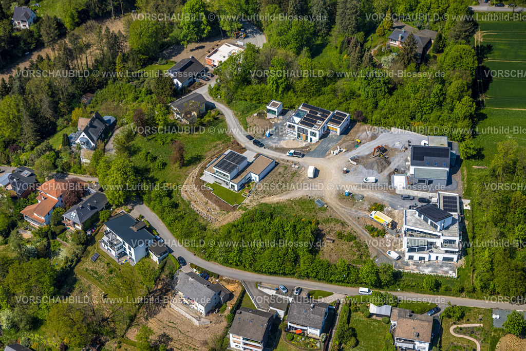 Meschede240505878 | Luftbild, Baustelle mit Neubau Wohnhäuser Unterm Hasenfeld, Wohngebiet einer Einfamilienhaus-Siedlung, Meschede-Stadt, Meschede, Sauerland, Nordrhein-Westfalen, Deutschland