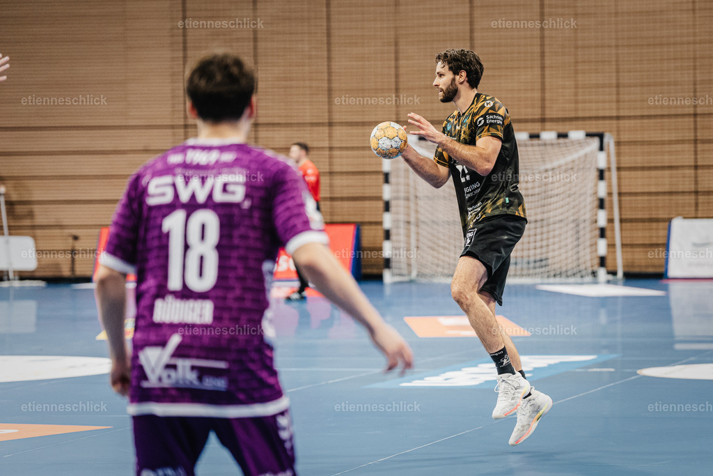 HC Elbflorenz 2006 - TV 05/07 Hüttenberg, 2. Handball-Bundesliga, 6. Spieltag | Im Bild: Sebastian Greß (25, Dresden) fängt den Ball04.10.2026, HC Elbflorenz 2006 - TV 05/07 Hüttenberg, 2. Handball-Bundesliga, 6. Spieltag, Deutschland, Dresden, BallsportArena Dresden