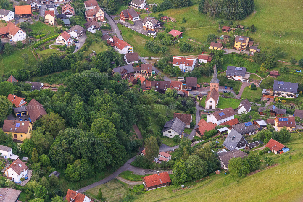 Luftbild: Dorfmitte mit Maria-Herz-Jesu-Kirche im Ortsteil Brombach in Eberbach im Bundesland Baden-Württemberg in Deutschland. Foto: IMG_089487.jpg vom 10.06.2016 durch Werner Riehm/FLY-FOTO.de