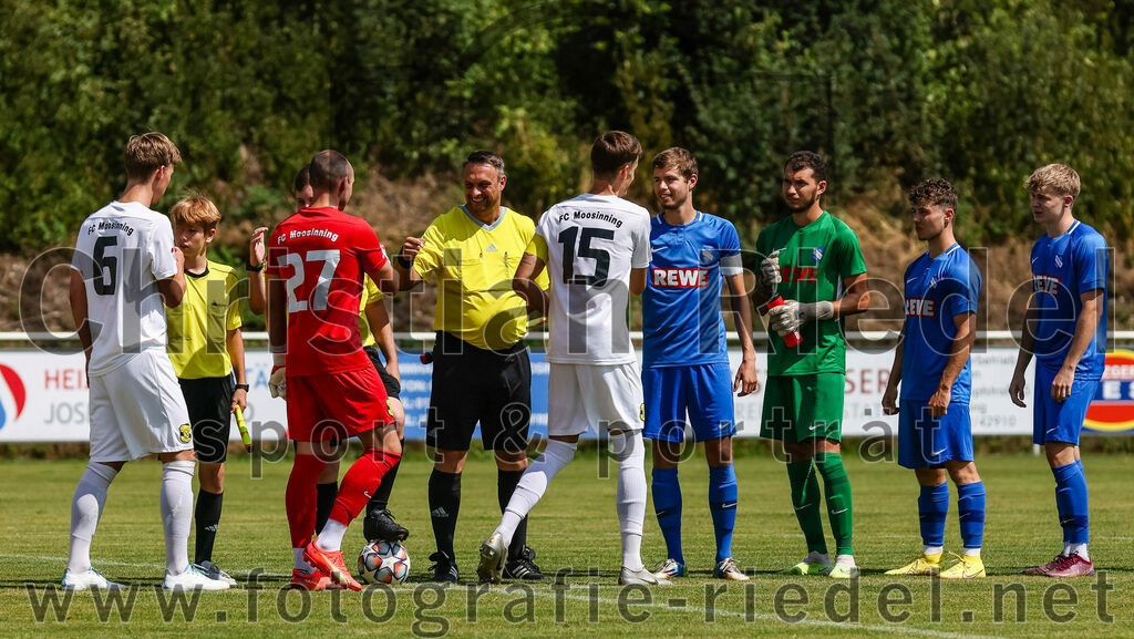 2023-07-22_001_FC_Eitting_gegen_FC_Moosinning | Eitting, Deutschland, 22.07.2023:
Fußball, Kreisliga 2023 / 2024, Testspiel, FC Eitting gegen FC Moosinning, Endergebnis: 0:4

Bastian Lanzinger (FC Moosinning, #6), Torwart Aaron Siegl (FC Moosinning, #27), Dennis Stauf (FC Moosinning, #15), Maximilian Gröppmair (FC Eitting, #13), Torwart Noah Mpatsios (FC Eitting, #1)

Foto: Christian Riedel / fotografie-riedel.net