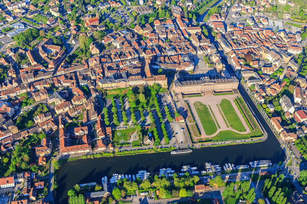 Vue aérienne: Château des Rohan et parc au Port de Saverne à Saverne dans le département Bas Rhin, France – .Photo: IMG_145981.jpg prise le 01/05/2025 par Werner Riehm/FLY-FOTO.eu – Résolution de l'original: 5472 x 3648 px – Culture & patrimoine | Office de Tourisme du Pays de Saverne