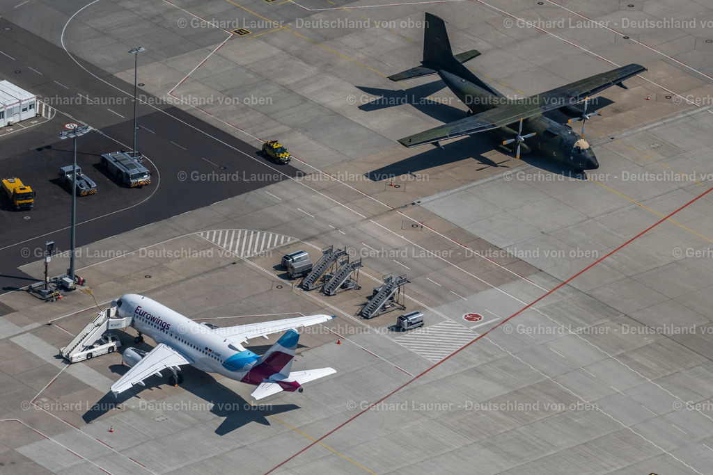4034405 | FILDERSTADT 22.07.2020 Passagierflugzeuge auf der Parkposition - Abstellfläche auf dem Flughafen in Stuttgart im Bundesland Baden-Württemberg, Deutschland. Weiterführende Informationen bei: Flughafen Stuttgart GmbH. // Passenger airplanes in parking position - parking area at the airport in Stuttgart in the state Baden-Wuerttemberg, Germany. Further information at: Flughafen Stuttgart GmbH. Foto: Gerhard Launer
