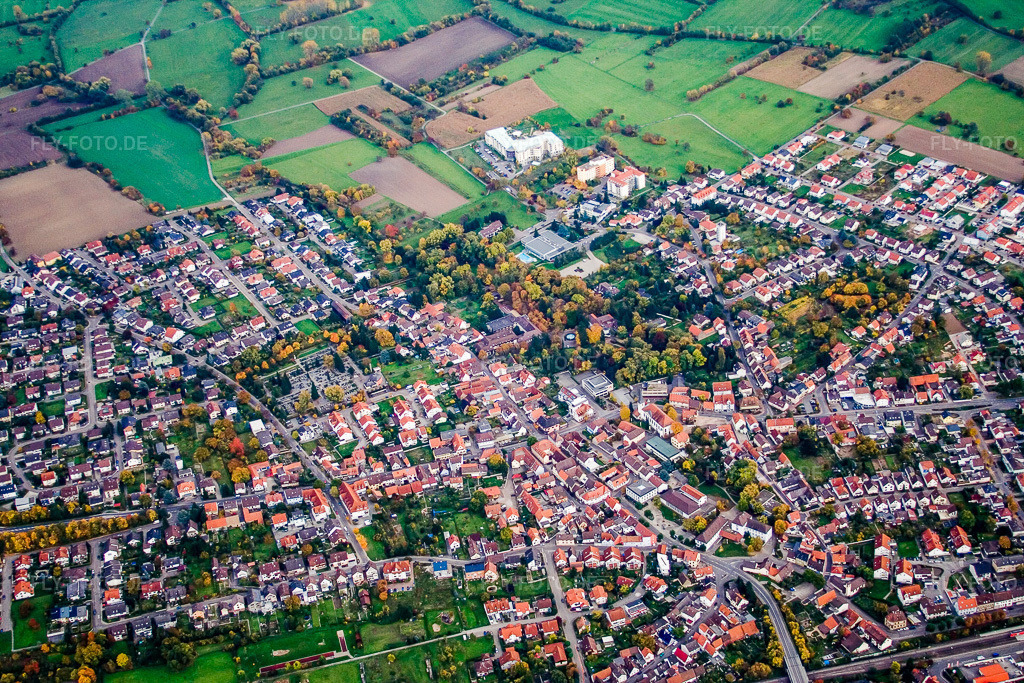 Luftbild: Ortsansicht der Straßen und Häuser der Wohngebiete im Ortsteil Bad Langenbrücken in Bad Schönborn im Bundesland Baden-Württemberg in Deutschland. Foto: IMG_14175.jpg vom 12.10.2008 durch Werner Riehm/FLY-FOTO.de