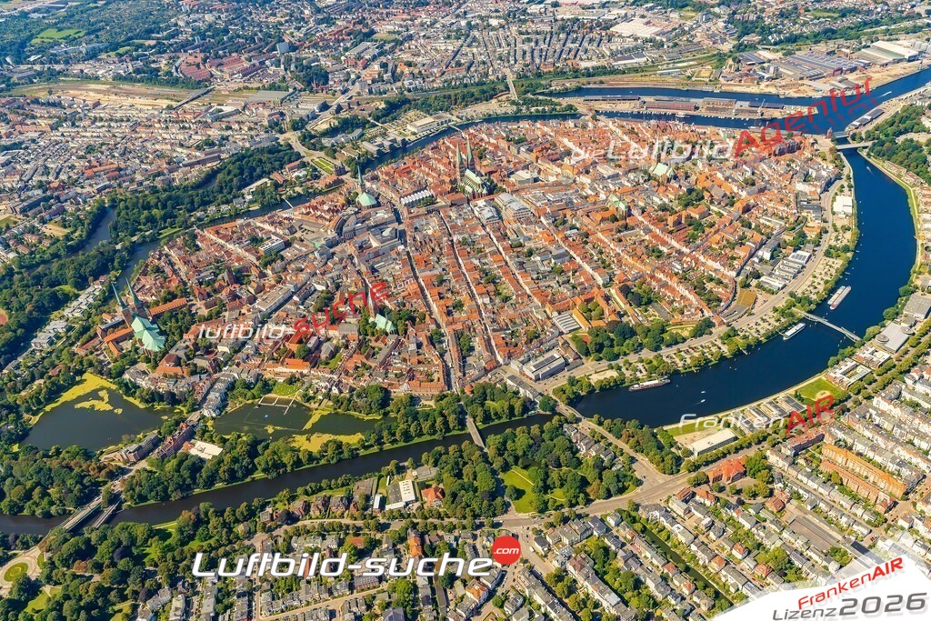 Innenstadt Übersicht Lübeck Bild- Das Luftbild wurde 2025 vom UL-Flugzeug heraus erstellt ( keine Drohne bzw. Drohnenaufnahme ) - Hochauflösende Luftaufnahme -Nicht vergleichbar mit Google Maps oder Satelittenbilder- Die Geschenkidee !Mit Lizenz und Bildrechte bestellbar - CC