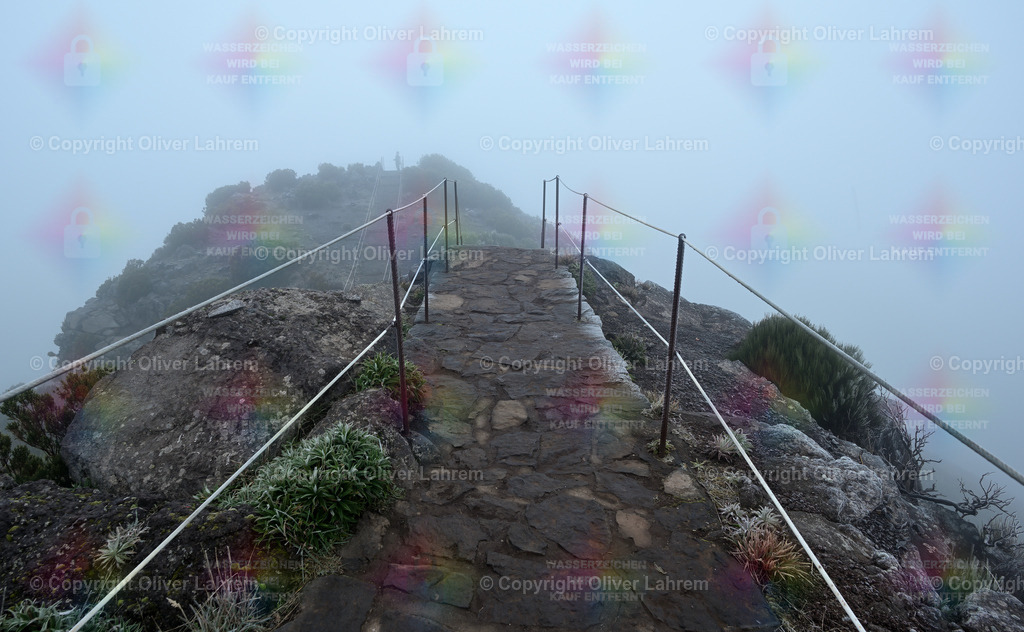Der Weg auf dem Gipfel | Der 1862 m hohe Gipfel des Pico Ruivo ist der höchste Gipfel auf der Insel Madeira. Hier zu sehen noch vor dem Sonnenaufgang und immer wieder ziehen Nebel und Wolken auf.