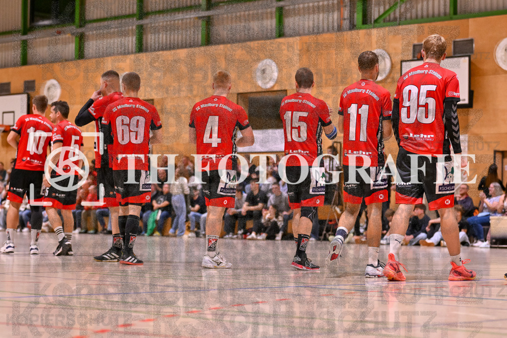 GER, SG Maulburg/Steinen - HSG Dreiland, Handball, Landesliga Suedbaden, 4. Spieltag, Saison 2024/2025, 12.10.2024 | Team begruesst die Zuschauer u.a. mit Mika Buelow (SG Maulburg/Steinen, #10), Cornelius Stoerk (SG Maulburg/Steinen, #05), Tim Lindner (SG Maulburg/Steinen, #09), Ole Anton Holzkamp (SG Maulburg/Steinen, #69), Jannick Eichin (SG Maulburg/Steinen, #04), Daniel Winkelbeiner (SG Maulburg/Steinen, #15), Marcel Janus (SG Maulburg/Steinen, #11), Soeren Ohlsen (SG Maulburg/Steinen, #95)GER, SG Maulburg/Steinen - HSG Dreiland, Handball, Landesliga Suedbaden, 4. Spieltag, Saison 2024/2025, 12.10.2024Foto: TH Fotografie/Thomas Hess