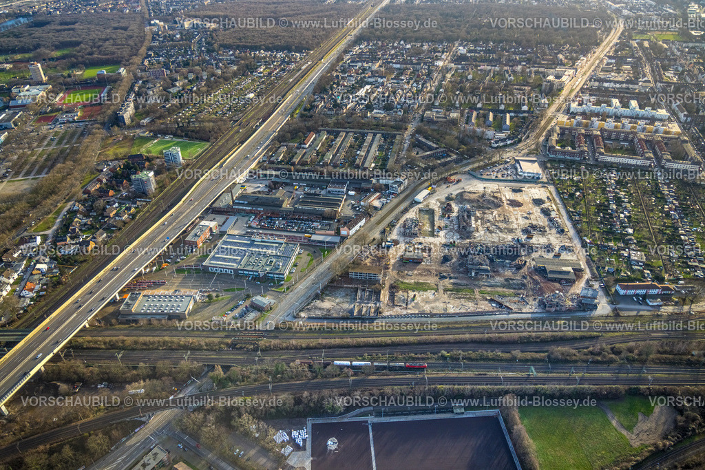 Duisburg230100545 | Luftbild, Abrissarbeiten der ehemaligen RHI Didier-Werke, für geplante neue Gesamtschule, zwischen Gießingstraße und Düsseldorfer Straße, Wanheimerort, Duisburg, Ruhrgebiet, Nordrhein-Westfalen, Deutschland