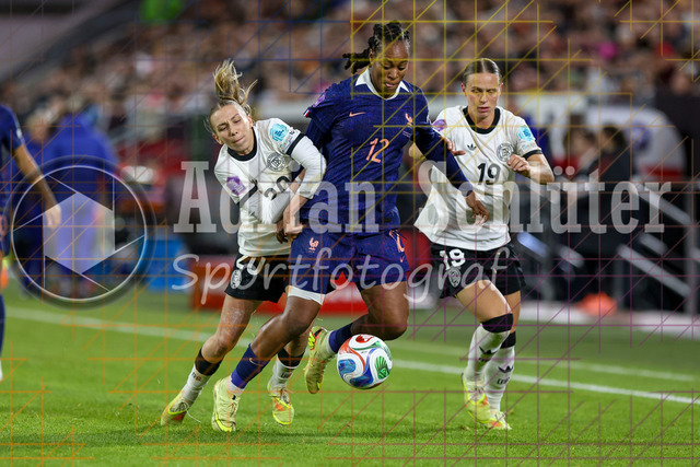 Deutschland vs Frankreich - Halbfinale - UEFA Women's Nations League | Düsseldorf, Deutschland, 24.10.25:   Elisa Senß ( Deutschland ) Marie-Antoinette Katoto ( Frankreich ) und Klara Bühl ( Deutschland ) im Kampf um den Ball waehrend des Halbfinals der UEFA Women's Nations League zwischen Deutschland vs Frankreich in der Merkur-Spiel-Arena(Foto von Brauer-Fotoagentur / Adrian Schlueter)