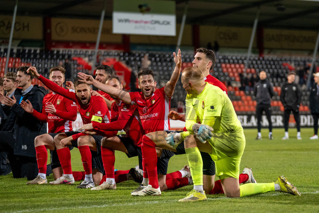 SG Sonnenhof Grossaspach vs. SSV Ulm 1846 Fussball, Fussball, WFV-Pokal, Viertelfinale, 01.04.2026 | SG Sonnenhof Grossaspach kommt nach dem Sieg in die Fankurve zum jubeln,SG Sonnenhof Grossaspach vs. SSV Ulm 1846 Fussball, Fussball, WFV-Pokal, Viertelfinale, 01.04.2026