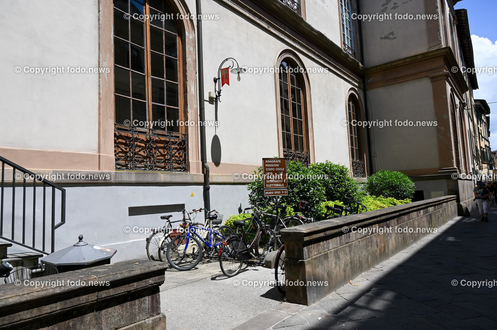 Italien_ Toscana_ Lucca_ 29.05.2024-31 | 29.05.2024, Italien, ITA, Toskana, Lucca im Bild Stadtansichten, Gebäude, Architektur, Touristen, Historisch, Souvenier, 


Lucca ist die Hauptstadt der Provinz Lucca in der Toskana. Sie liegt im Tal des Flusses Serchio etwa 20 km nordöstlich von Pisa und 20 km östlich der toskanischen Küste
Quelle: Wikipedia
