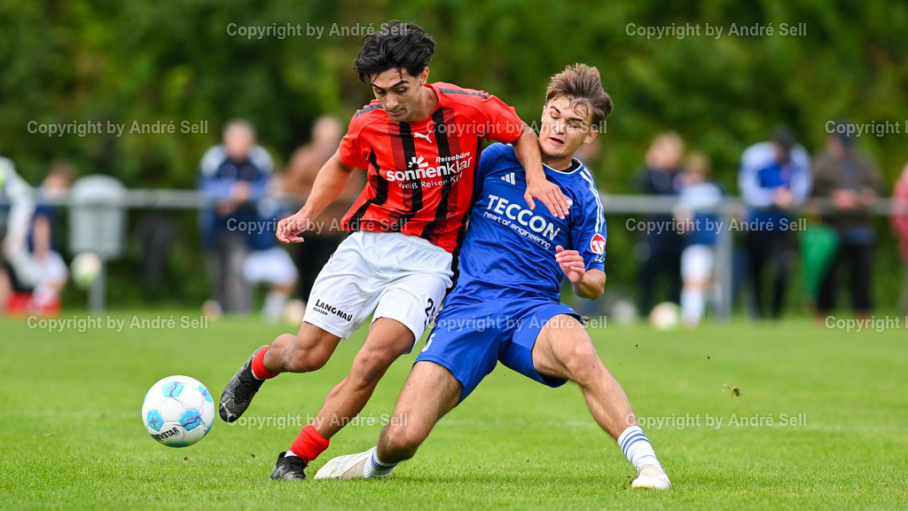 SpVg Eidertal Molfsee vs TSV Kronshagen | Seymen-Ahmet Ködörgü (Molfsee #16) vs Yunus Boz (TSVK #25) / Fußball-Landesliga Schleswig Männer 2025/2026 / SpVg Eidertal Molfsee vs TSV Kronshagen / Platz A / Molfsee / 13.09.25 - Realisiert mit Pictrs.com