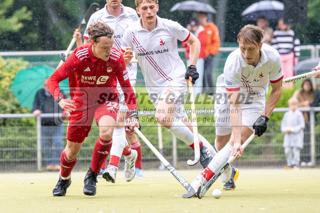 SFE_20250524_0085 | Köln, Deutschland, 24.05.2025:  Hockey 1. Bundesliga Herren Rot-Weiss Köln - Mannheimer THC im KTHC Stadion Rot-Weiss Köln Tennis and Hockey Club am 24.05.2025 in Köln, Deutschland. (Foto von Stephan Fehrmann)Köln, Germany, 24.05.2025: Hockey 1. Bundesliga Herren Rot-Weiss Köln - Mannheimer THC in KTHC Stadion Rot-Weiss Köln Tennis and Hockey Club at 24.05.2025 in Köln, Deutschland. (Foto from Stephan Fehrmann)