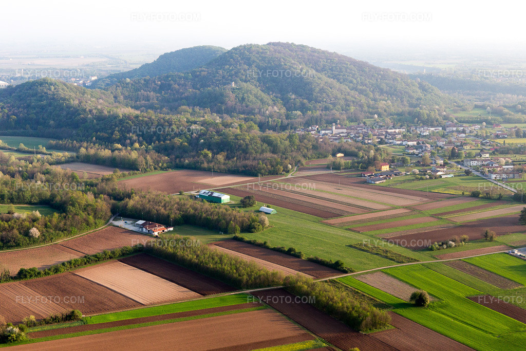 Aerial view: View of the town in Mesinis in the state Friuli Venezia Giulia, Italy. – Photo: IMG_098920.jpg taken on 04/08/2017 by Werner Riehm/FLY-FOTO.com – Resolution of the original: 5472 x 3648 px