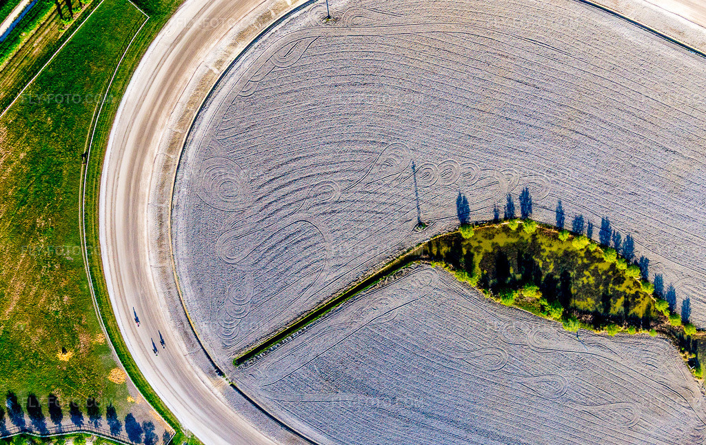 Aerial view: Aprilia Marittima, harness racing track in Latisana in the state Udine, Italy. – Photo: IMG_098822.jpg taken on 04/08/2017 by Werner Riehm/FLY-FOTO.com – Resolution of the original: 3871 x 2438 px
