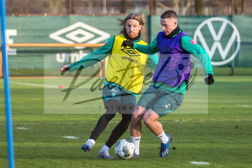 20200218_TRASVW_0054 | Fussball, Herren: Michael Lang (Werder Bremen) und Marco Friedl (Werder Bremen) im Zweikampf waehrend der Trainingseinheit des SV Werder Bremen auf dem wohninvest Weserstadion Trainingsplatz am 18.02.2020 in Bremen, Deutschland. - Realisiert mit Pictrs.com