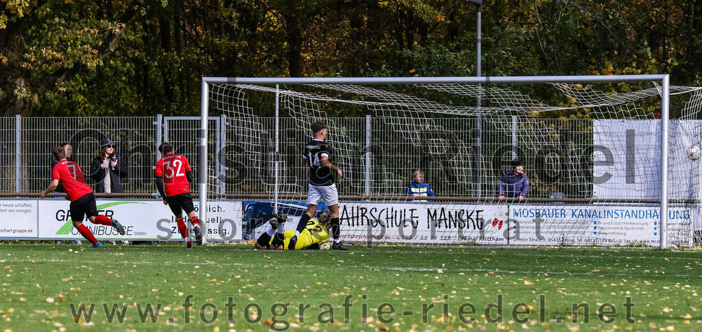 2023-11-05_037_FC_Herzogstadt_gegen_TuS_Oberding | Erding, Deutschland, 05.11.2023:
Fußball, Kreisklasse 2023 / 2024, 14. Spieltag, FC Herzogstadt gegen TuS Oberding, Endergebnis: 4:5

Tor zum 0:2 durch Sebastian Stemmer (TuS Oberding, #7)
Sebastian Stemmer (TuS Oberding, #7), Tobias Götze (TuS Oberding, #32), Torwart Florian Leininger (FC Herzogstadt, #22), Dardan Recica (FC Herzogstadt, #14)

Foto: Christian Riedel / fotografie-riedel.net