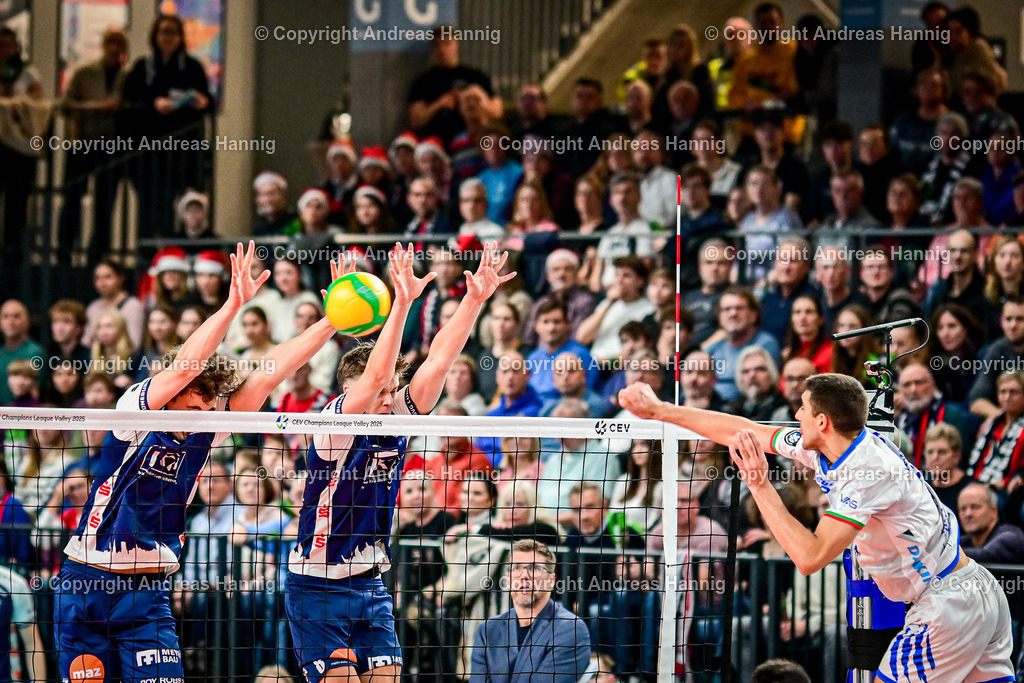 Volleyball I Herren I Saison 2024-2025 I Champions League Volley I 4th Round Leg 4  CLVM 84 I SVG Lüneburg - Levski SOFIA I 18.12.2024 | Der Angriffsschlag von Venislov ANTOV (18, Levski SOFIA) geht in den Doppelbock von l13= und Theo Mohwinkel (8, SVG Lüneburg) - von da leider ins Aus - Realisiert mit Pictrs.com