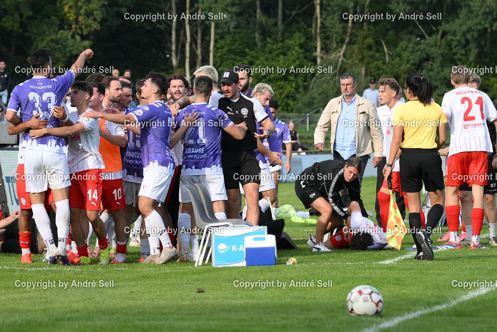 VfR Neumünster vs Holstein Kiel II | Rudelbildung nach Check von Jan Lippegaus (VfR #3) vs Mätthi Meyer (Holstein #3) / Fußball-Oberliga Männer 2026/2027 / VfR Neumünster vs Holstein Kiel II / Grümmi-Arena / Neumünster / 27.09.26 - Realisiert mit Pictrs.com
