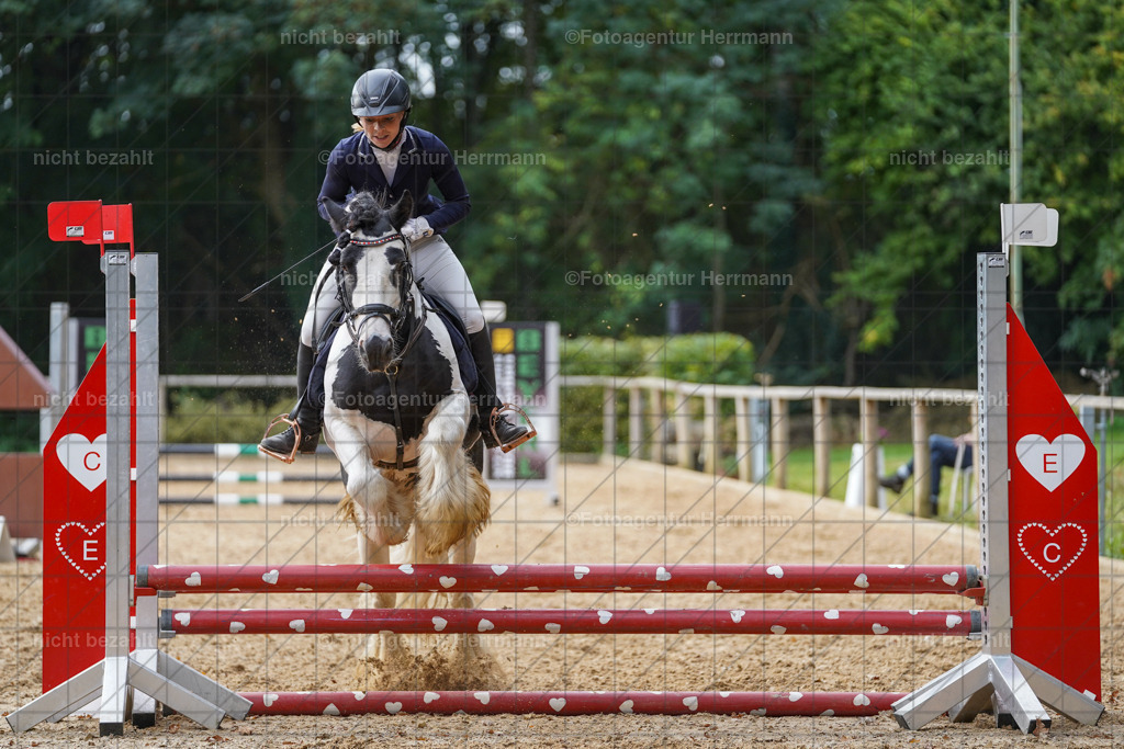 20231008-SN_01203 | Professionelle Turnier- und Reitsportfotografie - mit dem Finger am Auslöser. Pferdebilder aus dem Reitsport von den Turnierfotografen  Bayern , Pferdefotograf Bayern, Pferdeshooting Turnierbilder, Hochzeitsfotograf, Eventfotograf, Hochzeitsbilder