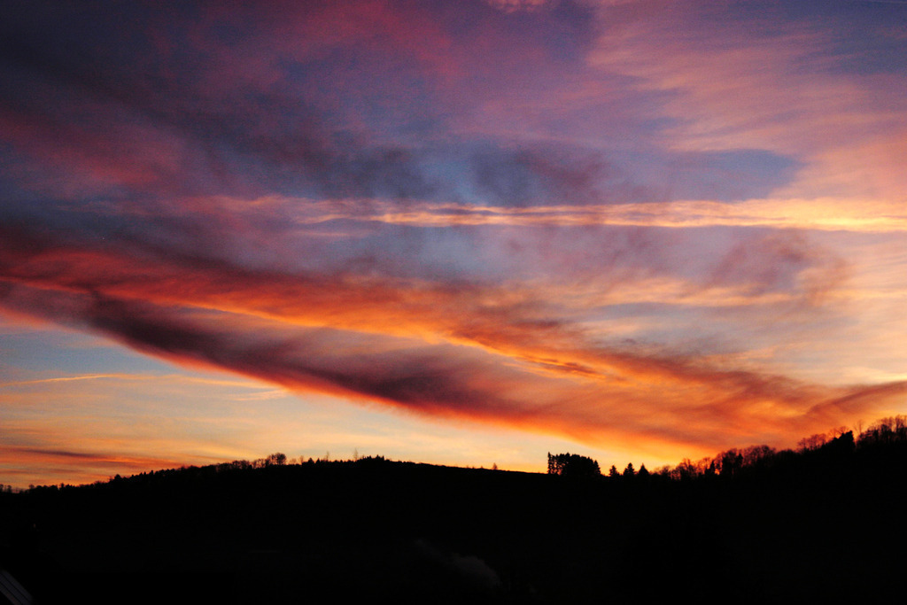 WolkenWort  08_Morgenglut | Wolkenwort # 08
Himmel vor Sonnenaufgang. über Durbach, Deutschland. Aufgenommen vom Dach des Hauses Schwarzwaldstr, 23 in Ebersweier
