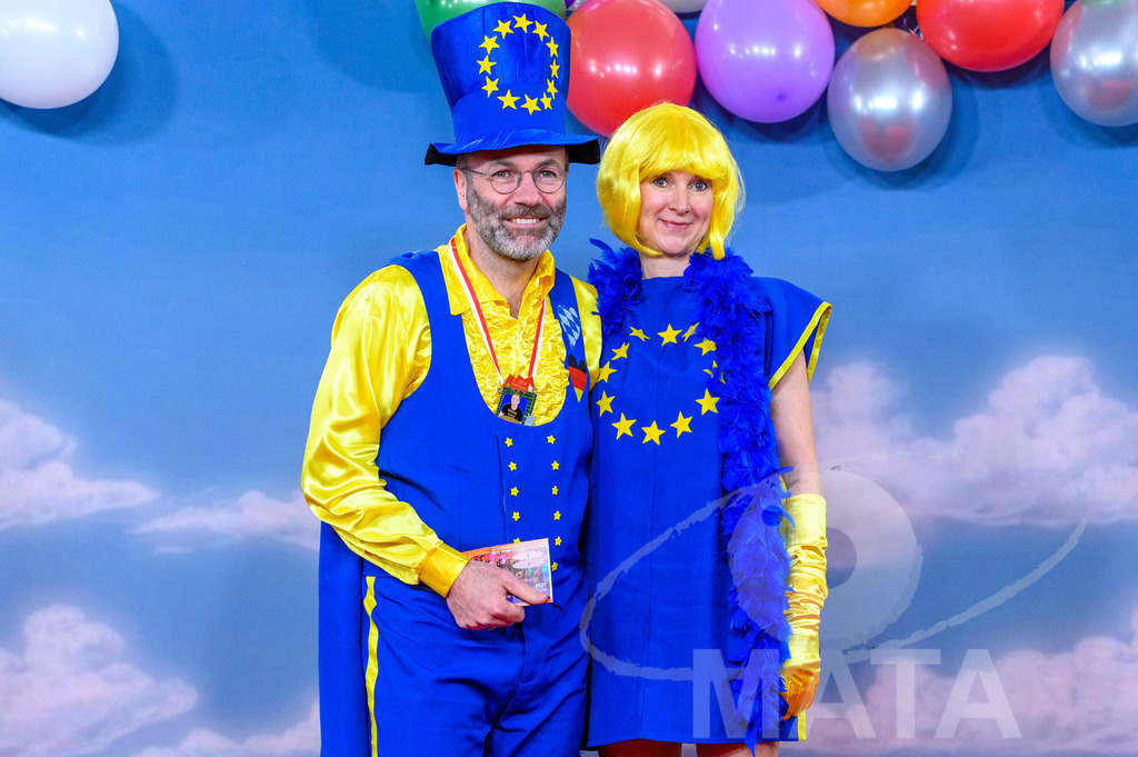 _DWA1487 | Fraktionsvorsitzende der Europaeischen Volkspartei (EVP) im Europaeischen Parlament, Manfred Weber mit seiner Gattin Andrea bei der TV-Sendung Fastnacht in Franken 2024. Veitshöchheim, 02.02.2024 Bayern Deutschland - Realisiert mit Pictrs.com