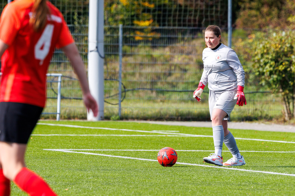FCHHÜT_251003_4692 | 1.FC Heidenheim 1846 II vs. TSV Hüttlingen, Fußball, Frauen, Bezirkspokal, 2025/2026, 1.Runde, 03.10.2025 in Mergelstetten, Sportplatz 2(Foto: Michael Bulling) - Realisiert mit Pictrs.com